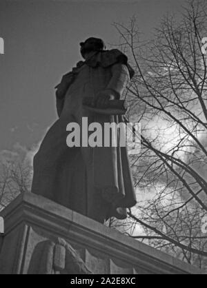 Das Schillerdenkmal in Königsberg, Ostpreußen 1930er Jahre. Monument of peot Friedrich Schiller at Koenigsberg, east Prussia, 1930s. Stock Photo