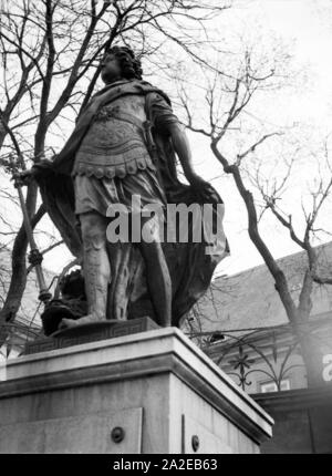 Das Denkmal von Friedrich Wilhelm III. auf dem Paradeplatz in Königsberg, Ostpreußen 1930er Jahre. Monument of Frederick William III at Paradeplatz square in Koenigsberg, East Prussia, 1930s. Stock Photo