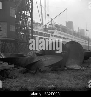 Das 1928 gebaute deutsche Passagierschiff 'Europa' im Dock in Bremerhaven, Deutschland 1930er Jahre. German passenger ship 'Europa' at the dockyard of Bremerhaven, Germany 1930s. Stock Photo