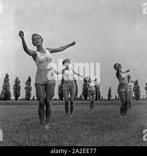 Frauen bei der Gymnastik in der Logau Musterschule für Frauenturnen in Hannover, Deutschland 1930er Jahre. Women doing gymnastics at the Logau school for women's gymnastics in Hanover, Germany 1930s. Stock Photo