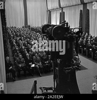 Das Publikum hört eine Rede anläßlich der Dieselfeier im MAN Werk Augsburg, Deutschland 1930er Jahre. An audience listening to a speech at a Diesel anniversary at the MAN factory Augsburg, Germany 1930s. Stock Photo