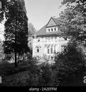 Das 1925 von der Roten Hilfe eröffnete Kinderheim wurde 1933 von den nationalsozialistischen Behörden vereinnnahmt und in das Haus der deutschen Mutter umbenannt, Elgersburg, Thüringen, 1930er Jahre. The children's home at Elgersburg, Thuringia, was founded by the socialistic Rote Hilfe in 1925, was annected by the National Socialists in 1933 and was relaunched as Haus der deutschen Mutter mother and child recreation home. Stock Photo