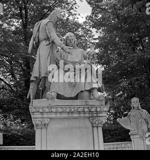 Die Siegesallee in Berlin, hier die Figuren Johann I. und Otto III., Deutschland 1930er Jahre. The Siegesallee in Berlin: statues of John I and Otto III, Germany 1930s. Stock Photo