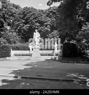 Die Siegesallee in Berlin, hier die Figur Kaiser Wilhelm I., Deutschland 1930er Jahre. The Siegesallee in Berlin: statue of German emperor William I, Germany 1930s. Stock Photo