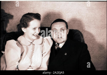 100. Mainzer Karneval, Das Prinzenpaar der Fastnacht in Mainz, Martin Ohaus und Hildegard Kühne im Jahre 1938 bei einem Glas Sekt auf einem Abendempfang, zum hundertjährigen Jubiläum des Mainzer Carneval Verein (MCV) Stock Photo