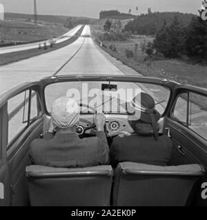 Mit dem Opel Olympia unterwegs durch Österreich, 1930er Jahre. Travelling through Austria by car, 1930s. Stock Photo