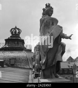 Statues of nude women on top of building on Lombard Street in the city
