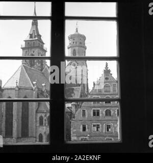 Blick durch ein Fenster auf die Stiftskirche am Schillerplatz in Stuttgart, Deutschland 1930er Jahre. View through a window to the collegiate church at Schillerplatz square in Stuttgart, Germany 1930s.
