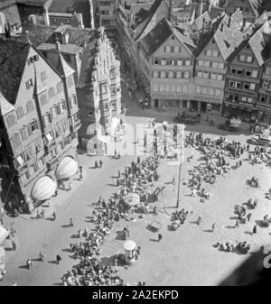 Blick vom Turm aus dem Rathaus auf den Marktplatz in Stuttgart, Deutschland 1930er Jahre. View from belfry of Stuttgart city hall to the main market, Germany 1930s. Stock Photo