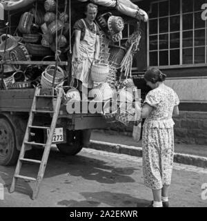 Eine Korbhändlerin verkauft ihre Ware von der Pritsche ihres Lieferwagens in Cannstatt, Deutschland 1930er Jahre. A basket vendor selling her goods directly from her van to the clients at Cannstatt, Germany 1930s. Stock Photo