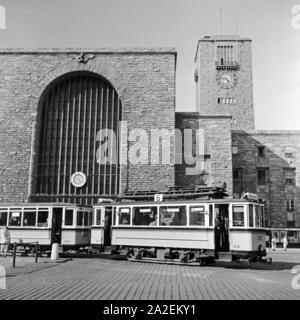 Straßenbahn der Linie 6 vor dem Hauptbahnhof in Stuttgart, Deutschand 1930er Jahre. Tram line no. 6 in front of Stuttgart main station, Germany 1930s. Stock Photo