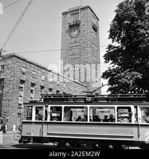 Straßenbahn der Linie 2 am Hauptbahnhof in Stuttgart, Deutschland 1930er Jahre. Tram line no. 2 in front of Stuttgart main station, Germany 1930s. Stock Photo