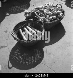 Gurken und Kohlrabi an einem Gemüsestand auf dem Markt in Stuttgart, Deutschland 1930er Jahre. Cucumbers and kohlrabi of a vegetables booth at the main market of Stuttgart, Germany 1930s. Stock Photo