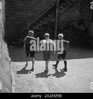 Drei Schuljungen unterwegs in Rothenburg ob der Tauber, Deutschland 1930er Jahre. Three school boys on their way at Rothenburg ob der Tauber, Germany 1930s. Stock Photo