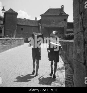 Zwei Schuljungen auf dem Weg nach Hause in Rothenburg ob der Tauber, Deutschland 1930er Jahre. Two school kids on their way home at Rothenburg ob der Tauber, Germany 1930s. Stock Photo