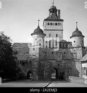 Blick auf das Ellinger Tor in Weissenburg, Deutschland 1930er Jahre. View to Ellinger Tor gate at Weissenurg, Germany 1930s. Stock Photo