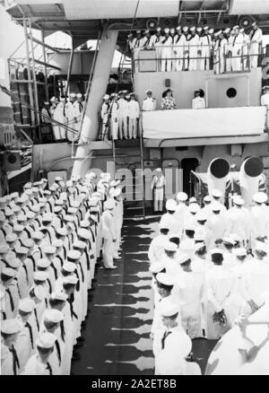 Eleanor Roosevelt addresses the crew of USS Omaha (CL-4) on 16 March 1944 (80-G-220683). Stock Photo