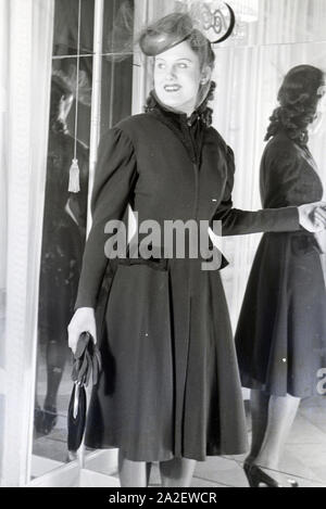 Ein Model bei der Anprobe eines Kleides von Modeschöpferin Annemaria Geise; Deutschland ca. 1939.  A Model trying a dress of fashion designer Annemaria Geise; Germany ca. 1939. Stock Photo