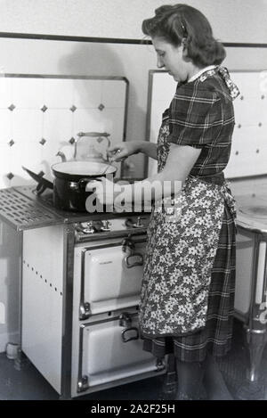 Die Weltmeisterin Anni Kapell beim Kochen, Deutsches Reich 1941. World champion Anni Kapell preparing a meal, Germany 1941 Stock Photo