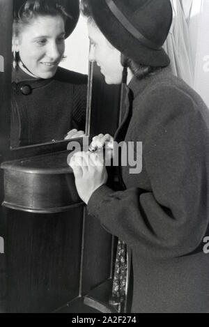 Die Weltmeisterin Anni Kapell bei ihrer Familie, Deutsches Reich 1941. World champion Anni Kapell at her family, Germany 1941 Stock Photo