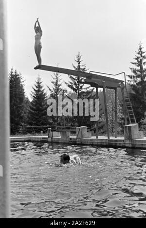 Im Schwimmbad im Luftkurort Altensteig im Schwarzwald, Deutschland 1930er Jahre. In the swimming pool in the climatic spa Altensteig in the Black Forest, Germany 1930s. Stock Photo