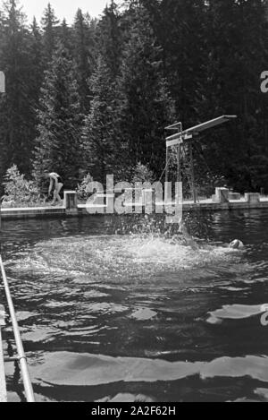 Im Schwimmbad im Luftkurort Altensteig im Schwarzwald, Deutschland 1930er Jahre. In the swimming pool in the climatic spa Altensteig in the Black Forest, Germany 1930s. Stock Photo
