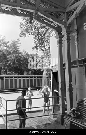 In einem Stuttgarter Schwimmbad, Deutschland 1930er Jahre. In a public swimming pool in Stuttgart, Germany 1930s. Stock Photo