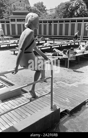 In einem Stuttgarter Schwimmbad, Deutschland 1930er Jahre. In a public swimming pool in Stuttgart, Germany 1930s. Stock Photo