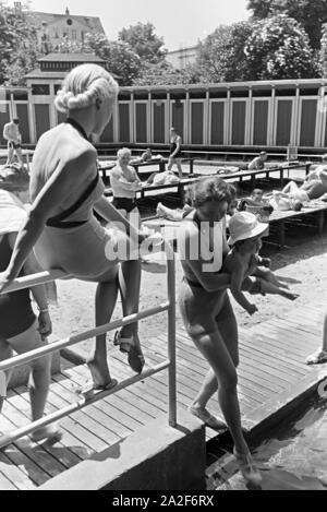 In einem Stuttgarter Schwimmbad, Deutschland 1930er Jahre. In a public swimming pool in Stuttgart, Germany 1930s. Stock Photo