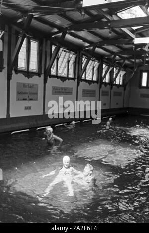 In einem Stuttgarter Schwimmbad, Deutschland 1930er Jahre. In a public swimming pool in Stuttgart, Germany 1930s. Stock Photo