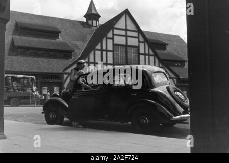 Zwei junge Frauen bei ihrer Ankunft in dem Stuttgarter Stadtteil Uhlbach, Deutschland 1930er Jahre. Two young women arriving in Uhlbach, a district of Stuttgart , Germany 1930s. Stock Photo