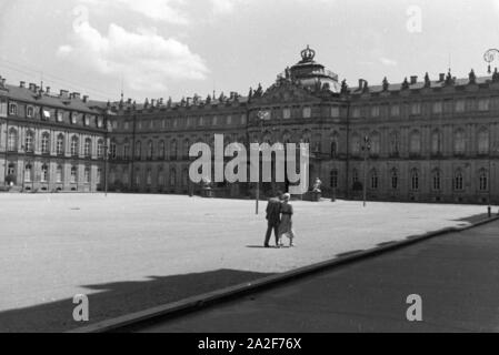 Der Ehrenhof des Neuen Schlosses in Stuttgart, Deutschland 1930er Jahre. The main courtyard of the New Palace in Stuttgart, Germany 1930s. Stock Photo