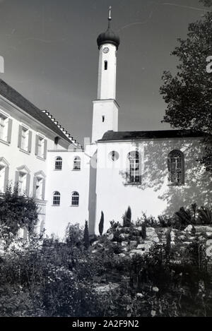 Ansicht vom Garten und Turm von Schloss Hartmannsberg, dem Anwesen des Bildhauers Josef Thorak, Deutschland 1930er Jahre. View of the garden and spire of Hartmannsberg castle, the residence of sculptor Josef Thorak, Germany 1930s. Stock Photo