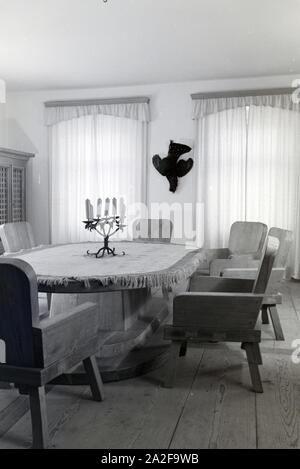 Holzmöbel im Esszimmer auf Schloss Hartmannsberg, der Residenz von Bildhauer Josef Thorak, Deutschland 1930er Jahre. Wooden furniture in the dining room in Hartmannsberg castle, the residence of sculptor Josef Thorak, Germany 1930s. Stock Photo