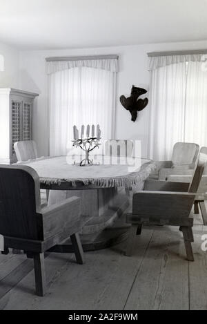 Holzmöbel im Esszimmer auf Schloss Hartmannsberg, der Residenz von Bildhauer Josef Thorak, Deutschland 1930er Jahre. Wooden furniture in the dining room in Hartmannsberg castle, the residence of sculptor Josef Thorak, Germany 1930s. Stock Photo