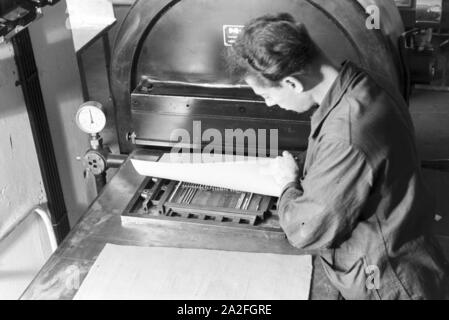 Produktionskontrolle in den MAN Werken, Deutsches Reich 1930er Jahre. Pruduction control in the MAN plants, Germany 1930s. Stock Photo