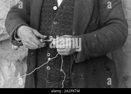 Ein Mitarbeiter im Kalksandsteinwerk Rüdersdorf bereitet eine Sprengung vor, Deutschland 1930er Jahre. A staff member of a lime sand brick company preparing a blasting, Germany 1930s. Stock Photo