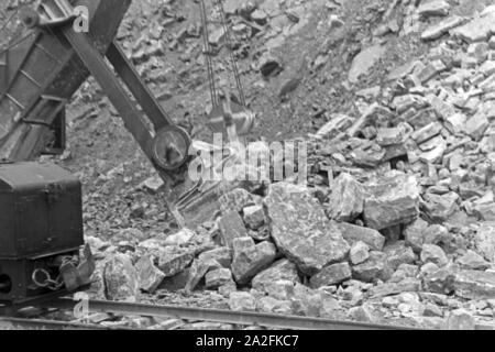 Bagger zum Abbau von Kalksandstein im Steinbruch Rüdersdorf bei Berlin, Deutschland 1930er Jahre. Power shovel for diging lime stone at the pit in Ruedesdorf near Berlin, Germany 1930s. Stock Photo