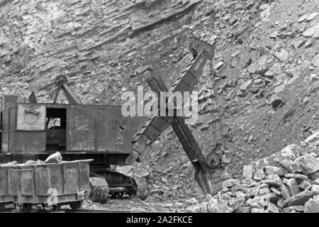 Bagger zum Abbau von Kalksandstein im Steinbruch Rüdersdorf bei Berlin, Deutschland 1930er Jahre. Power shovel for diging lime stone at the pit in Ruedesdorf near Berlin, Germany 1930s. Stock Photo