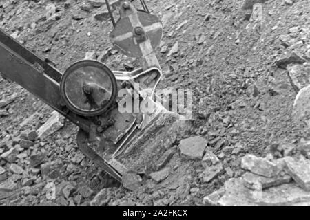 Bagger zum Abbau von Kalksandstein im Steinbruch Rüdersdorf bei Berlin, Deutschland 1930er Jahre. Power shovel for diging lime stone at the pit in Ruedesdorf near Berlin, Germany 1930s. Stock Photo