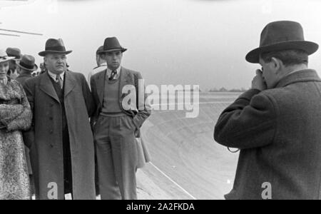 Der deutsche Ingenieur Ferdinand Porsche beim Fotografieren an der AVUS Rennstrecke in Berlin, Deutschland 1930er Jahre. German engineer and inventor Ferdinand Porsche taking photos at Berlin AVUS race track, Germany 1930s. Stock Photo