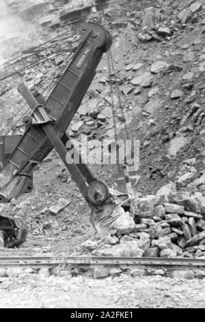 Bagger zum Abbau von Kalksandstein im Steinbruch Rüdersdorf bei Berlin, Deutschland 1930er Jahre. Power shovel for diging lime stone at the pit in Ruedesdorf near Berlin, Germany 1930s. Stock Photo