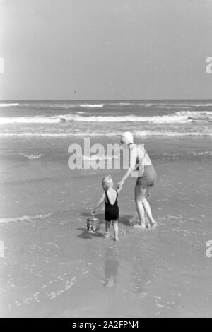 Strandleben auf der Nordseeinsel Juist, Deutschland 1930er Jahre. Beach life on East Frisian island of Juist, Germany 1930s. Stock Photo