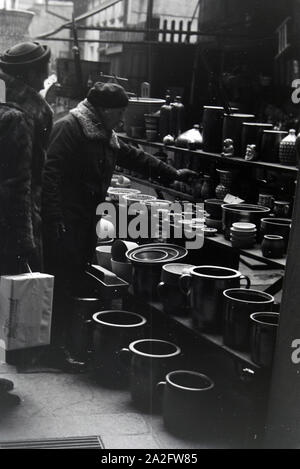 Frauen vor einem Stand mit Tonwaren in Breslau, Niederschlesien; Deutsches Reich 1930er Jahre. Women in front of a stand with pottery in Breslau, Lower Silesia Stock Photo