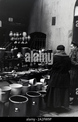 Frauen vor einem Stand mit Tonwaren in Breslau, Niederschlesien; Deutsches Reich 1930er Jahre. Women in front of a stand with pottery in Breslau, Lower Silesia Stock Photo