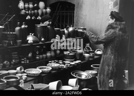 Eine Frau vor einem Stand mit Tonwaren in Breslau, Niederschlesien; Deutsches Reich 1930er Jahre. A Woman in front of a stand with pottery in Breslau, Lower Silesia Stock Photo