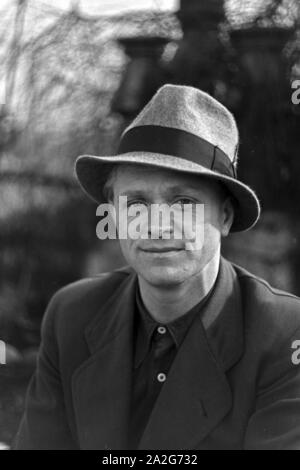 Porträt eines Kraftfahrers, Deutschland 1930er Jahre. Portrait of a motorist, Germany 1930s. Stock Photo