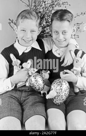 Zwei Jungen mit Ostedekoration, Deutschland 1930er Jahre. Two boys at a table with easter decoration, Germany 1930s. Stock Photo