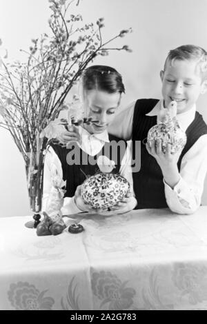 Zwei Jungen mit Ostedekoration, Deutschland 1930er Jahre. Two boys at a table with easter decoration, Germany 1930s. Stock Photo