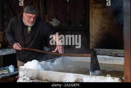 30 September 2019, Lower Saxony, Lüneburg: In a boiling hut Mimke Koch shows as a salt boiler how it was produced in the Middle Ages. Salt secured Lüneburg's prosperity and power for centuries. (to dpa 'Lüneburg and the salt' of 03.10.2019) Photo: Philipp Schulze/dpa Stock Photo